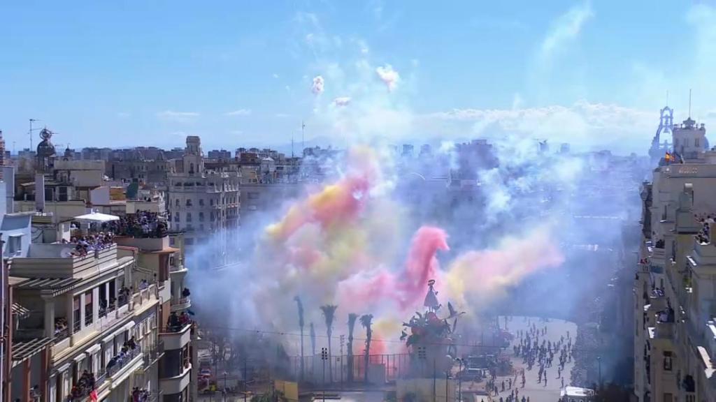 La Mascletà disparada en la Plaza del Ayuntamiento de Valencia.
