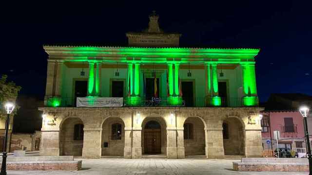 Ayuntamiento de Toro iluminado en una jornada solidaria