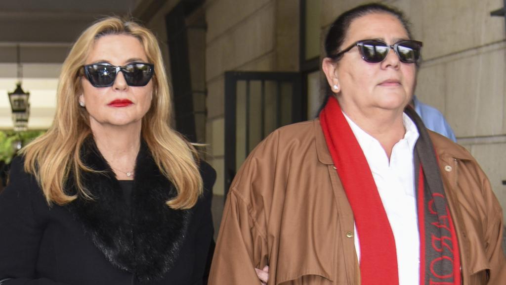 Inmaculada Casal y María del Monte en su llegada a los juzgados de Sevilla.