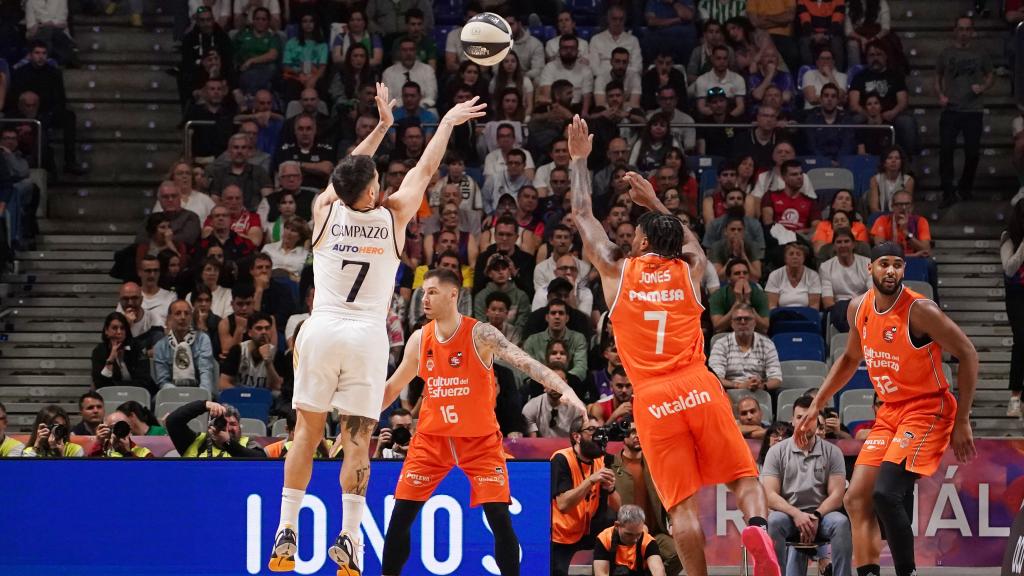 Campazzo lanza un triple ante la oposición de Jones.