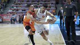 El base argentino del Real Madrid Facundo Campazzo (d) lucha con Josep Puerto, del Valencia Basket, durante el partido de semifinales de la Copa del Rey.
