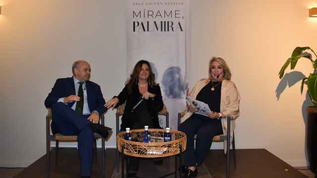 José Luis Fernández Peña Chunda y Esther Esteban han arropado a Cruz Galdón en la presentación de su nueva novela.