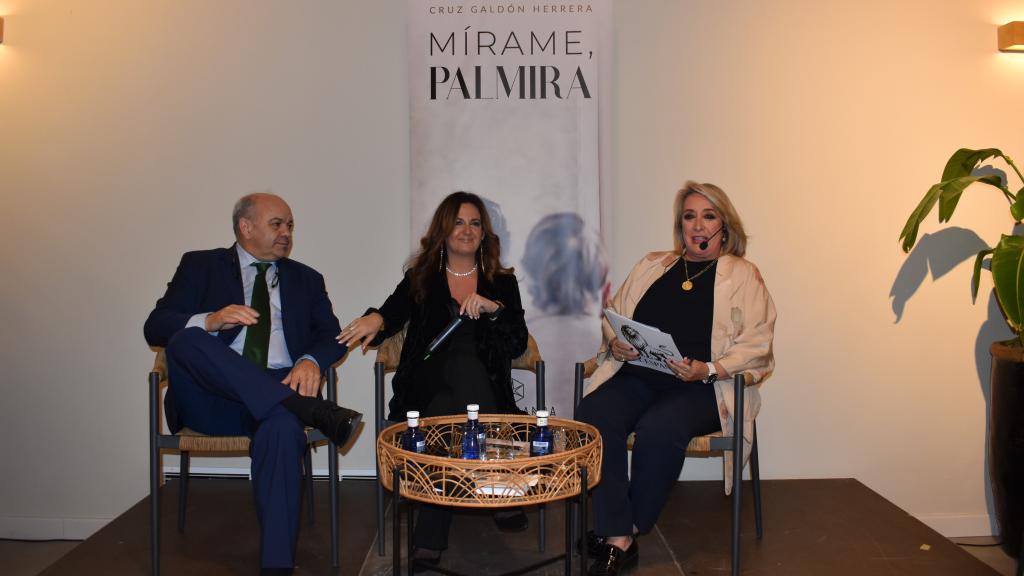 José Luis Fernández Peña Chunda y Esther Esteban han arropado a Cruz Galdón en la presentación de su nueva novela.