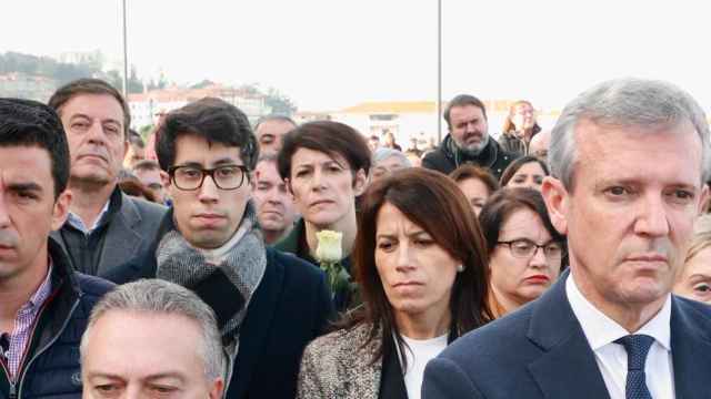 Los candidatos José Ramón Gómez Besteiro (PSOE), Ana Pontón (BNG) y Alfonso Rueda (PP), este sábado en el homenaje  a las víctimas del naufragio del 'Villa de Pitanxo' en Marín,