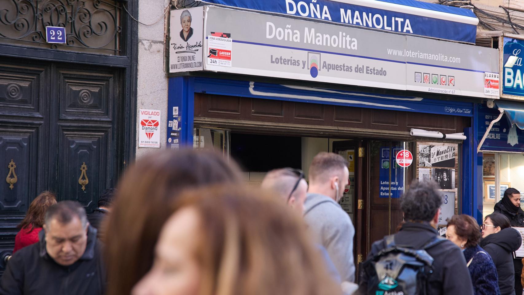 Decenas de personas hacen cola en la Administración Doña Manolita.