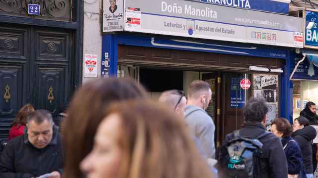 Decenas de personas hacen cola en la Administración Doña Manolita.