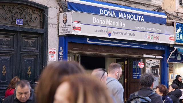 Decenas de personas hacen cola en la Administración Doña Manolita.