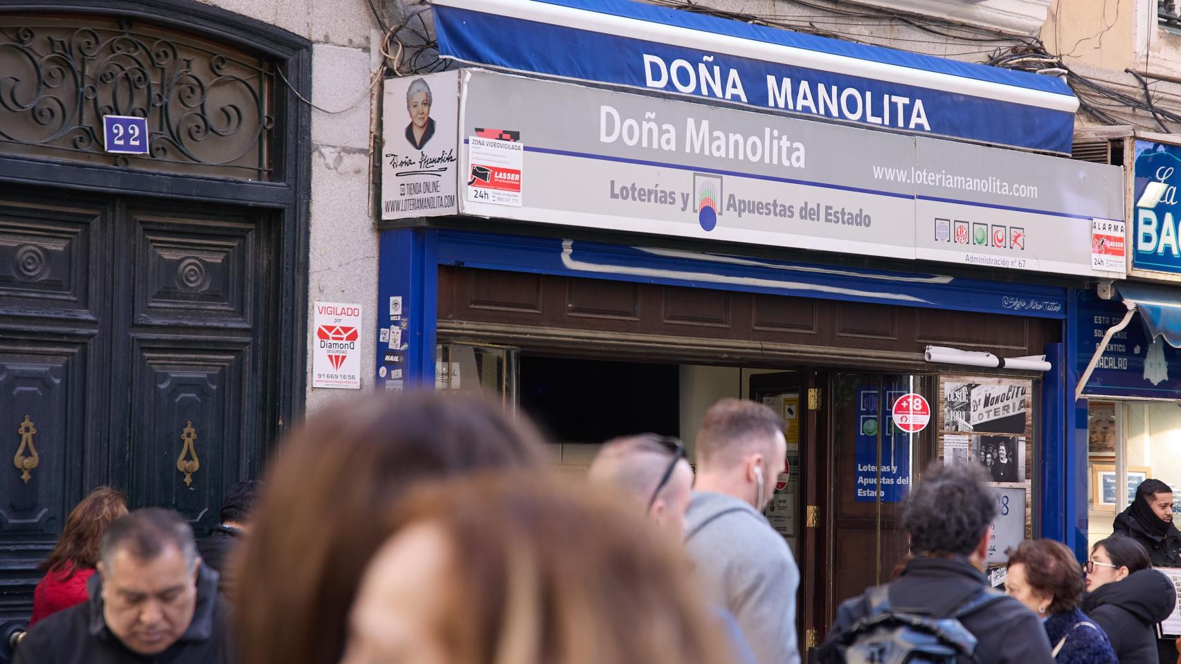 Decenas de personas hacen cola en la Administración Doña Manolita.