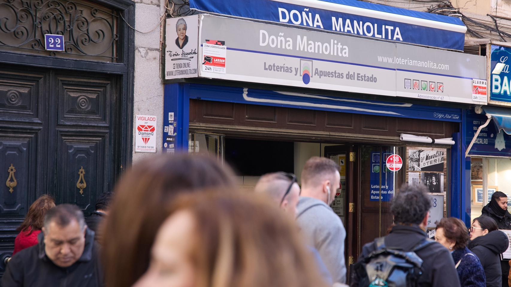 Decenas de personas hacen cola en la Administración Doña Manolita.