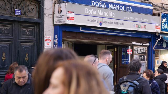 Decenas de personas hacen cola en la Administración Doña Manolita.