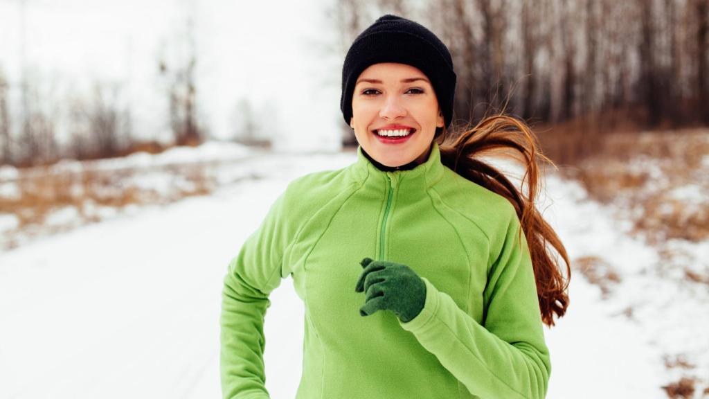 Una mujer haciendo ejercicio en invierno.