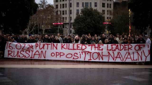Pancarta con la frase “Putin ha matado el líder de la oposición rusa Nalvani” durante una concentración por su muerte en plaza Catalunya