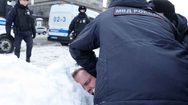 La policía moscovita detiene a uno de los que acudían a un homenaje improvisado a Navalny