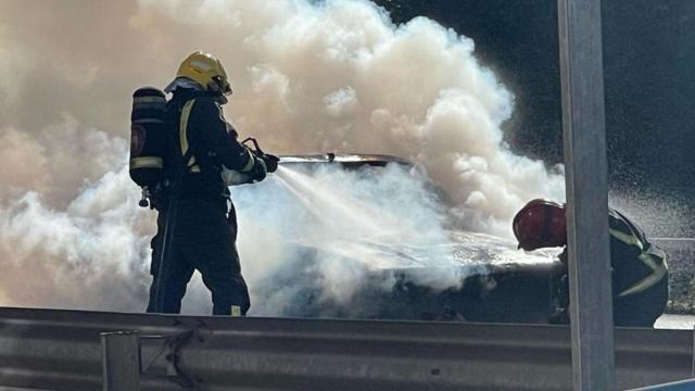 Se incendia un coche mientras circulaba en O Temple en Cambre (A Coruña) y se salda sin heridos