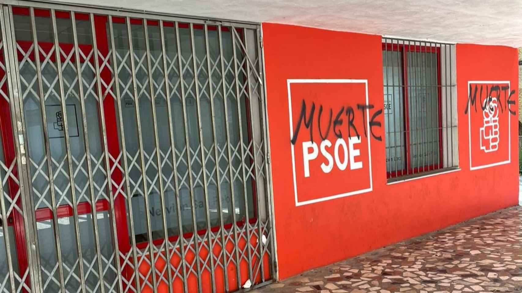 Así ha aparecido la sede del distrito Nervión-San Pablo del PSOE.