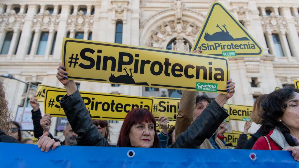 Protesta de Ánima Naturalis contra la pirotecnia. EE