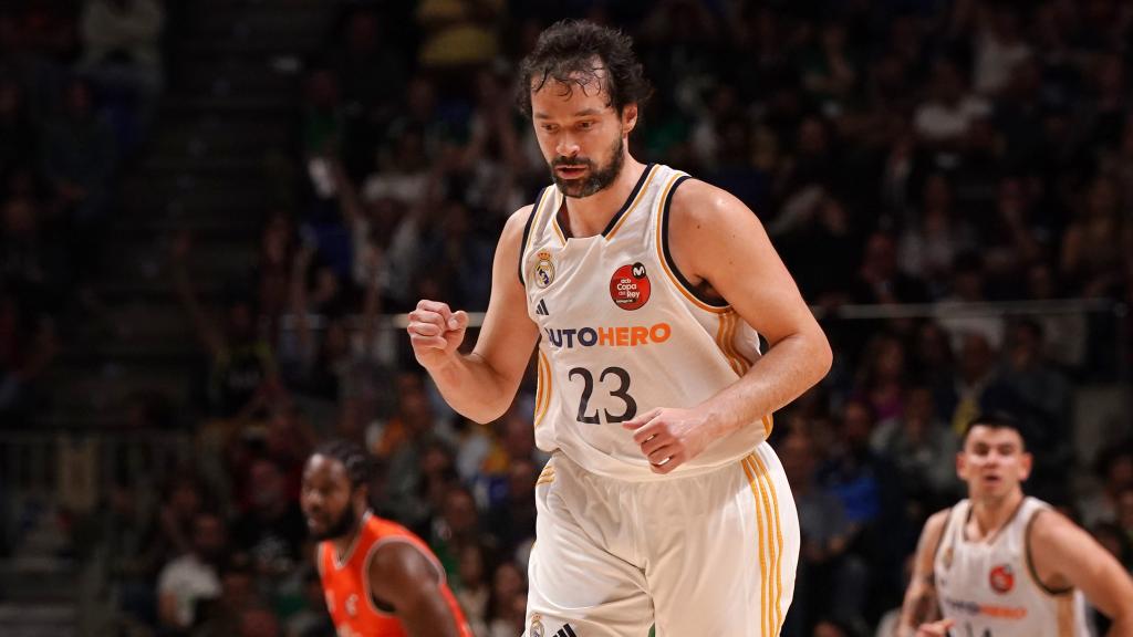 Sergio Llull celebra una canasta.