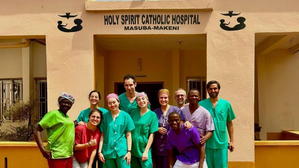 Alba junto a su equipo en el Hospital de Makeni.