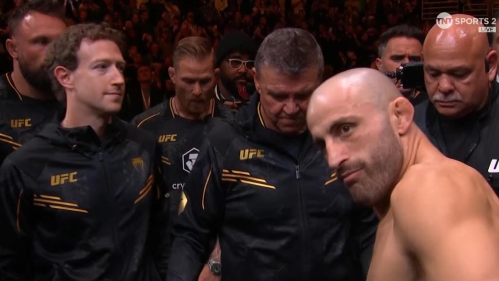 Mark Zuckerberg, en segundo plano, junto a Volkanovski y su equipo