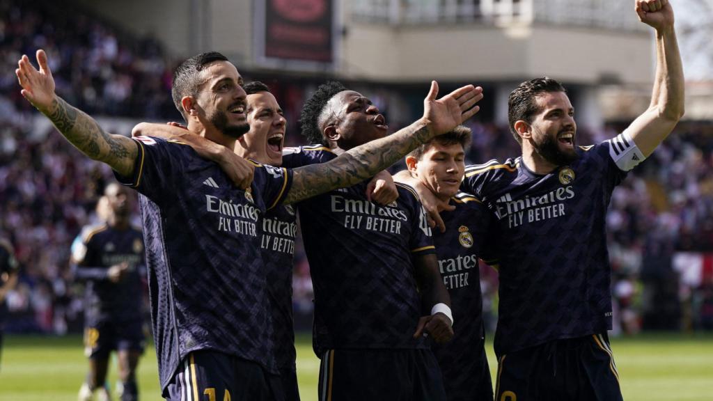 Los jugadores del Madrid celebran el gol de Joselu en Vallecas.