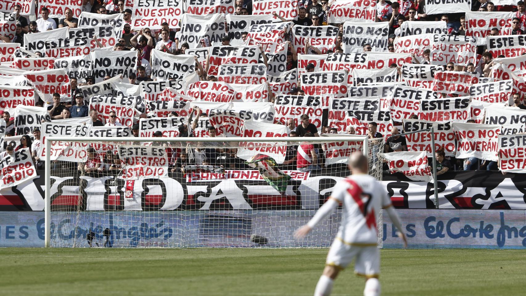 Reivindicación de los aficionados del Rayo Vallecano contra el traslado de estadio.