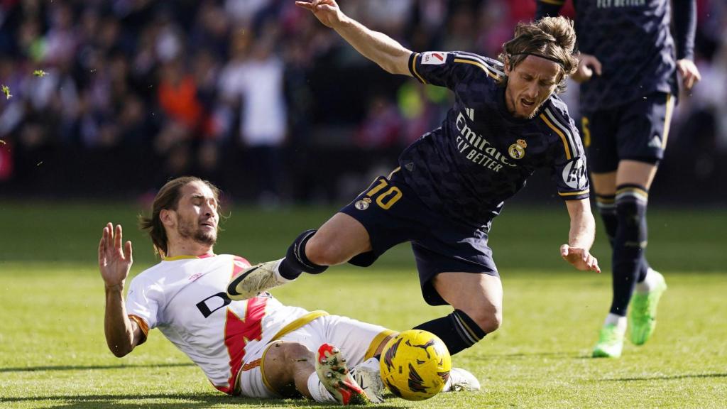 Modric cae al suelo.