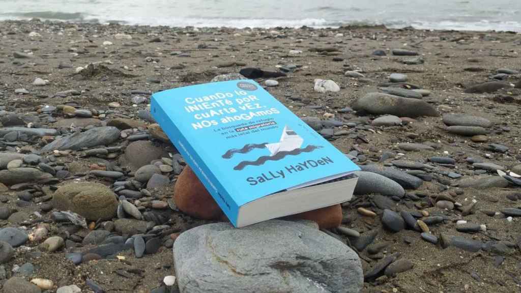 Portada del libro de Sally Hayden frente a la orilla de una playa.