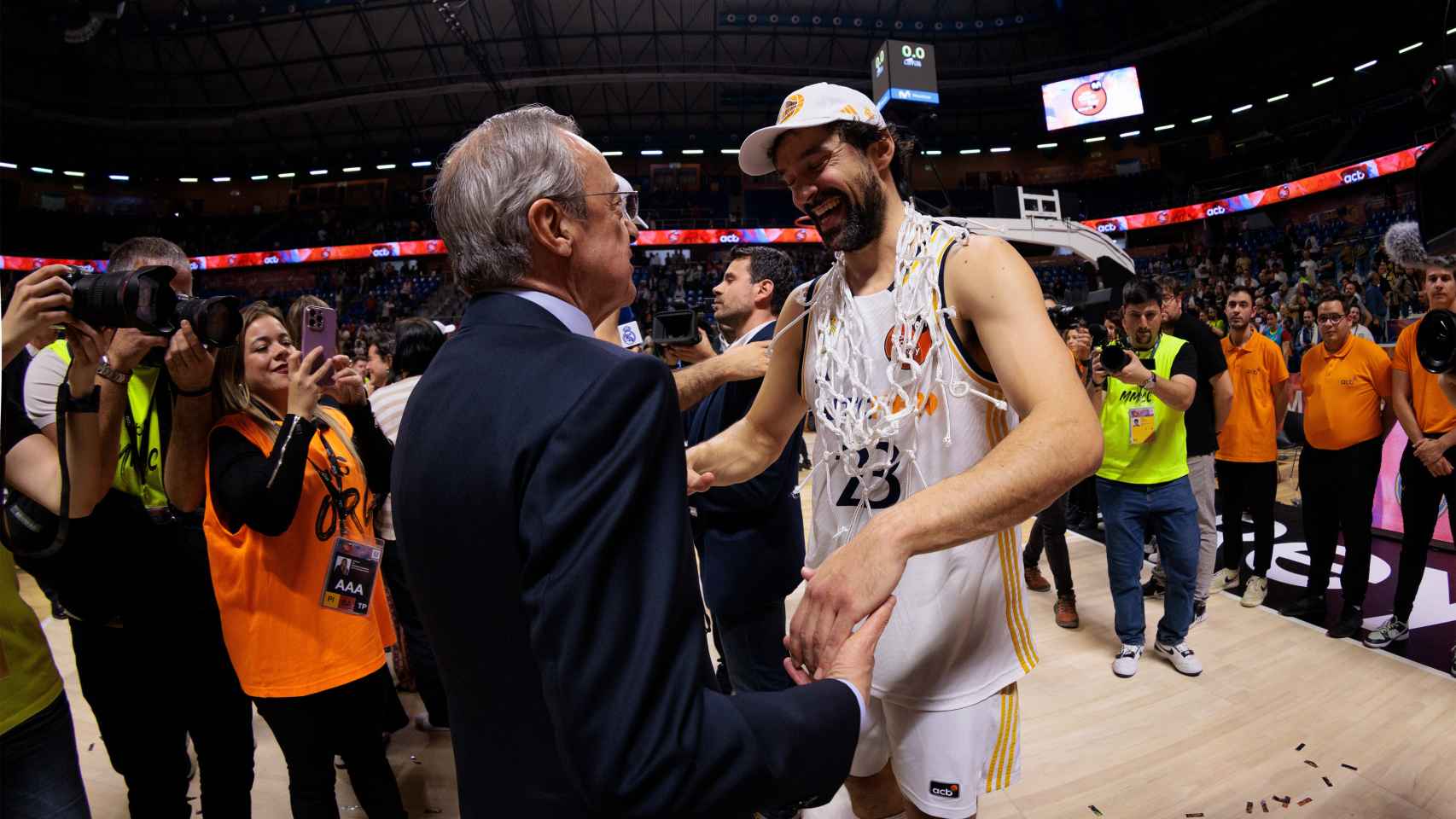 Florentino Pérez saluda a Sergio Llull tras ganar la Copa del Rey de baloncesto.
