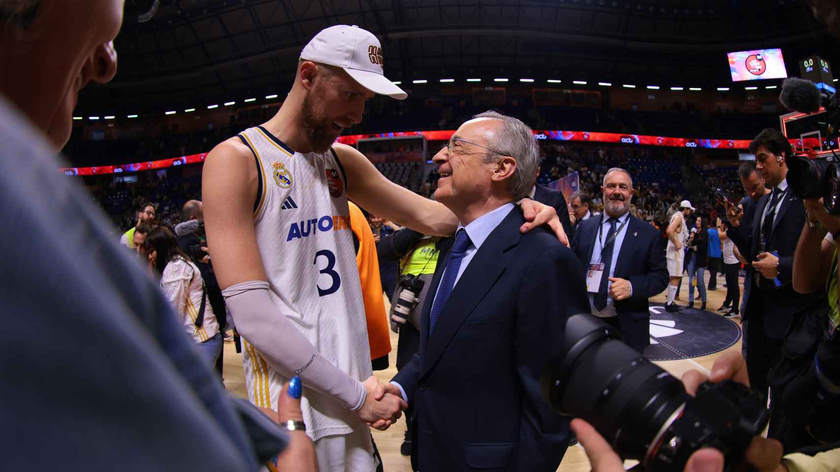 Florentino Pérez, junto a Dzanan Musa en la celebración de la Copa del Rey de baloncesto.
