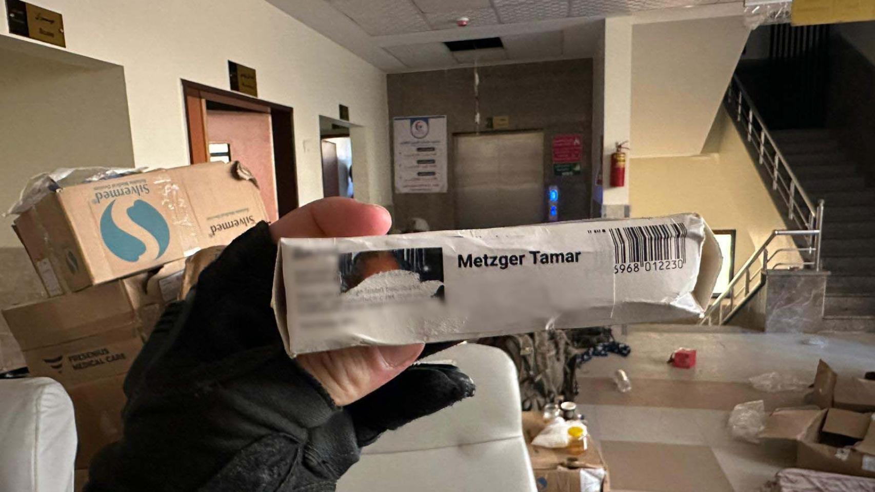 Medicamento encontrado por las FDI en el hospital de Nasser con la imagen de una rehén israelí.