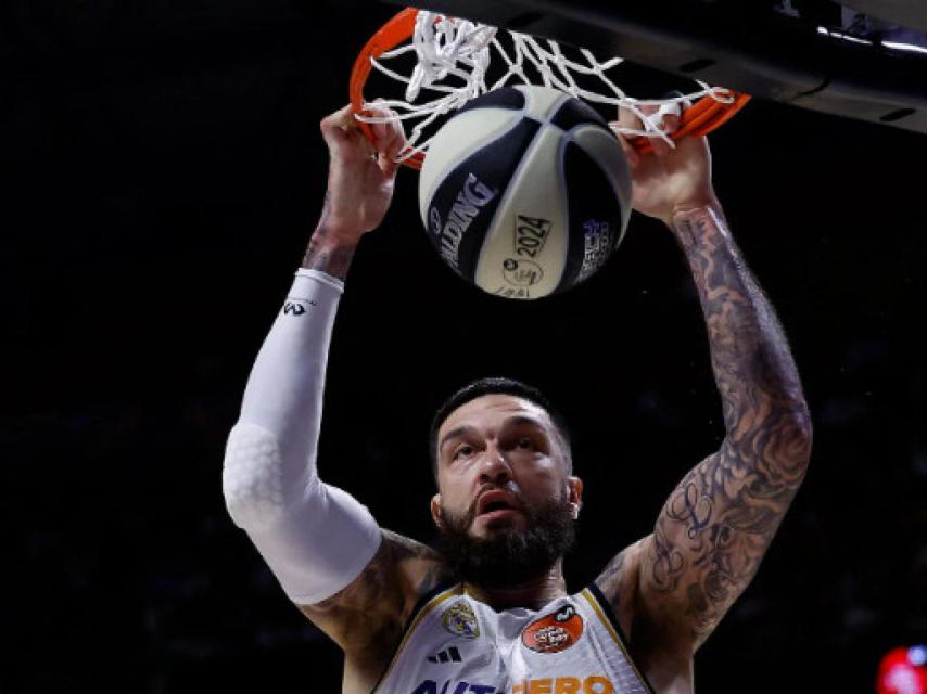 Vicent Poirier machaca el aro en la final de la Copa del Rey.