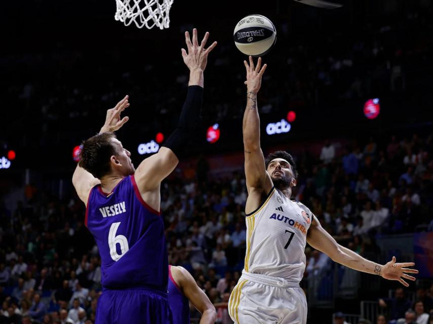 Campazzo realiza una entrada frente a Jan Vesely en la final de la Copa del Rey de baloncesto.