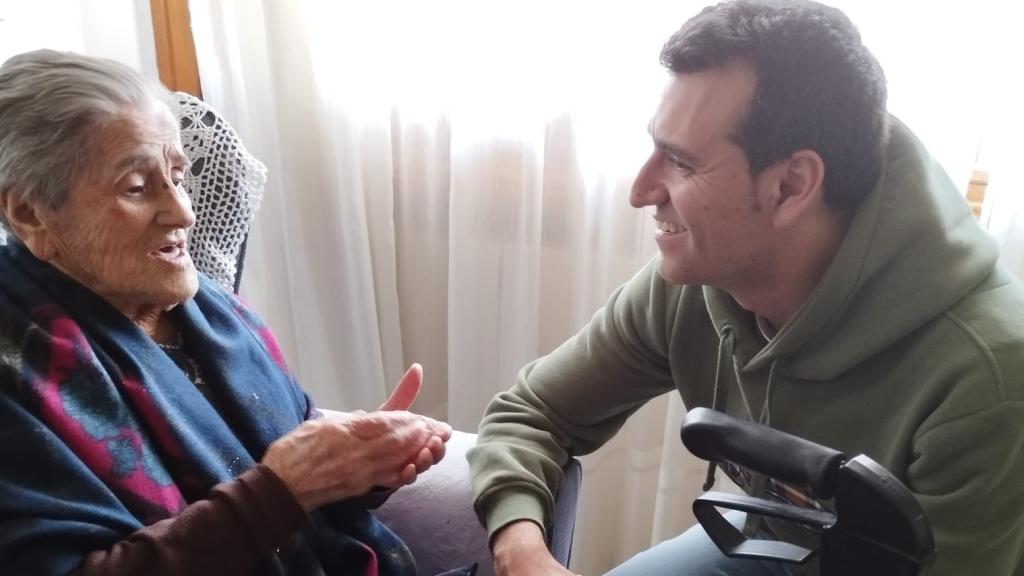 Julia posa junto al alcalde de Rioseco, David Esteban