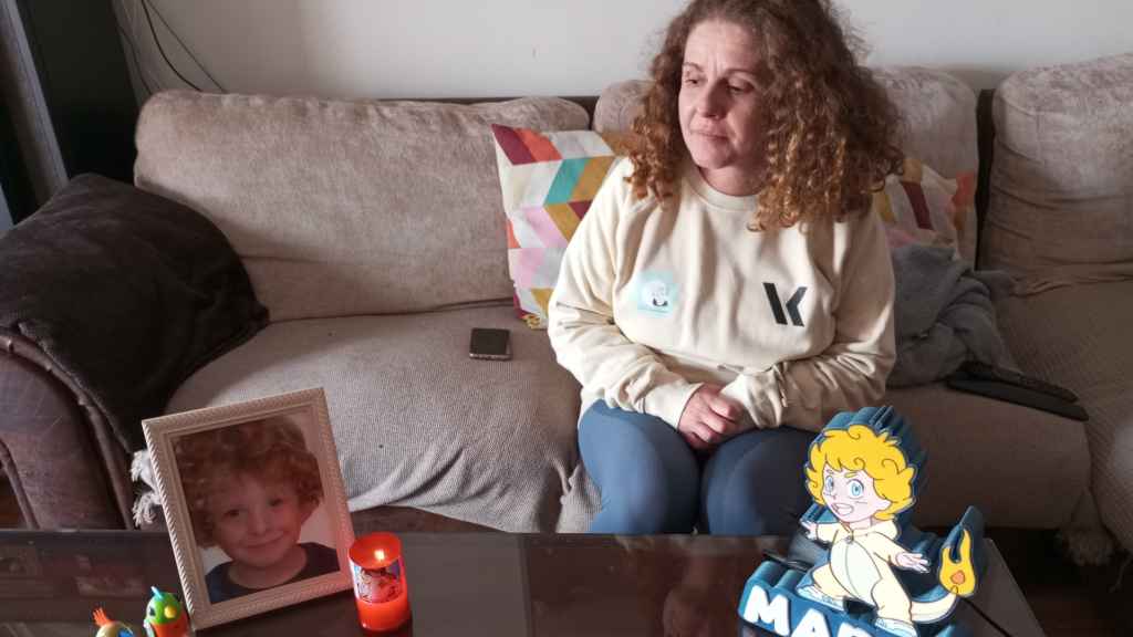 Isabel Muelas, este viernes, en su casa de Molina de Segura, contemplando una foto de su hijo Martín.