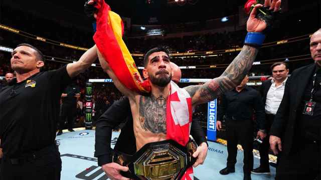 Ilia Topura recibe el cinturón de campeón del peso pluma de la UFC