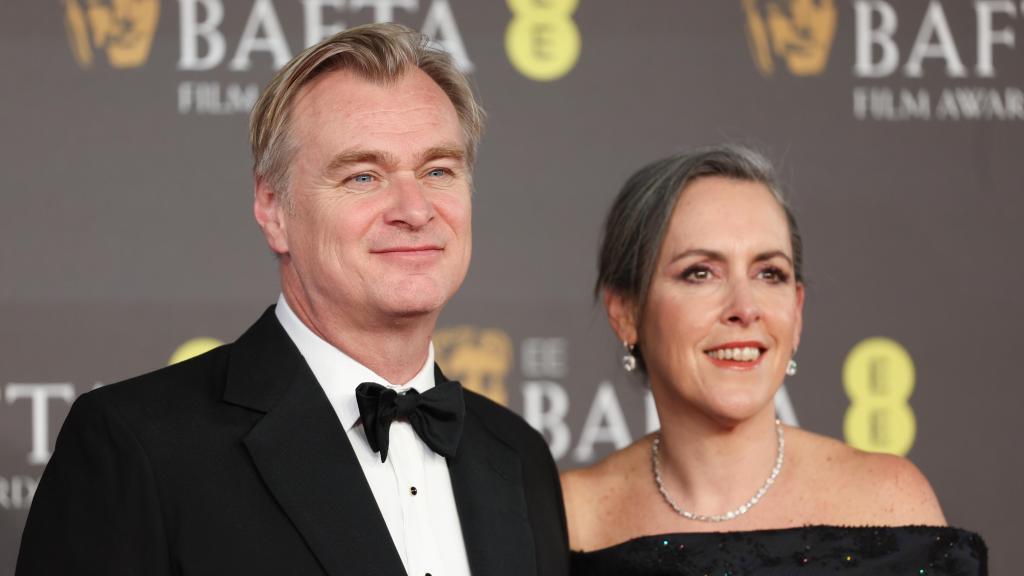 Christopher Nolan, director de 'Oppenheimer', y Emma Thomas, productora, en los BAFTA 2024, los premios del cine británico celebrados en el Royal Festival Hall de Londres (Gran Bretaña) el 18 de febrero de 2024. Foto: EFE/EPA/NEIL HALL