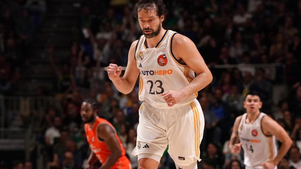 Llull celebra una canasta frente a Valencia Basket.