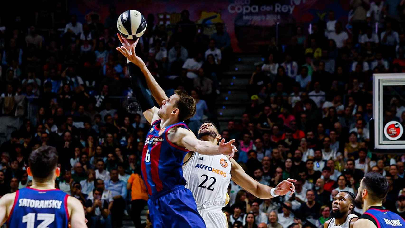 Tavares y Vesely en el salto inicial de la final de Copa del Rey de baloncesto.