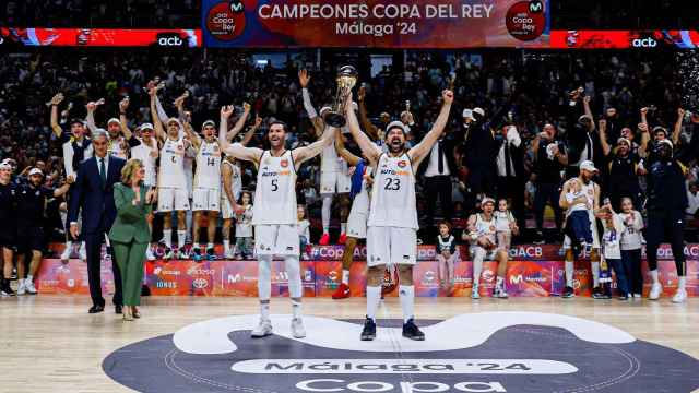 Rudy Fernández y Sergio Llull levantan el trofeo de campeón de la Copa del Rey de baloncesto.