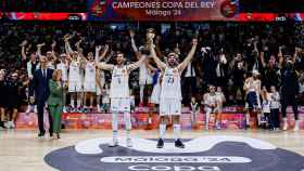 Rudy Fernández y Sergio Llull levantan el trofeo de campeón de la Copa del Rey de baloncesto.