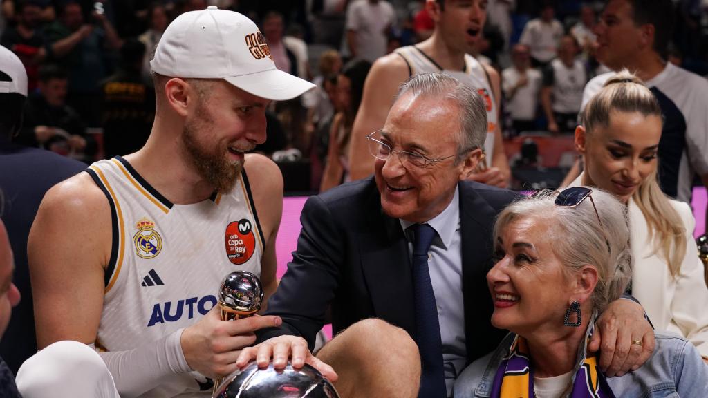 Florentino Pérez posa junto a Dzanan Musa tras lograr la Copa del Rey de baloncesto