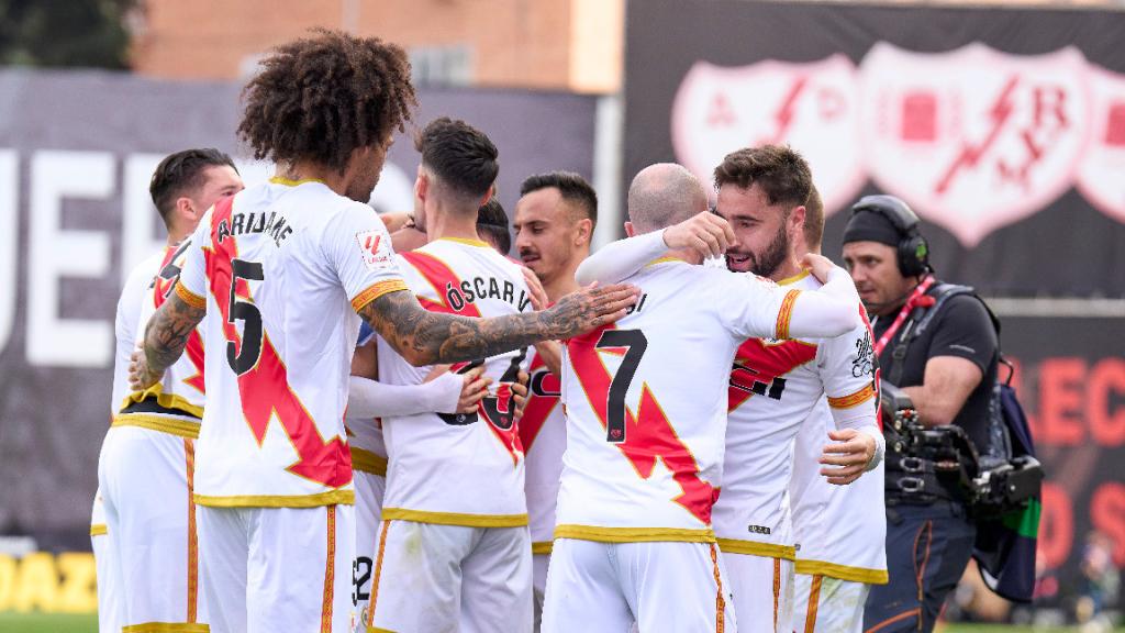 Los jugadores del Rayo celebran el gol ante el Real Madrid.
