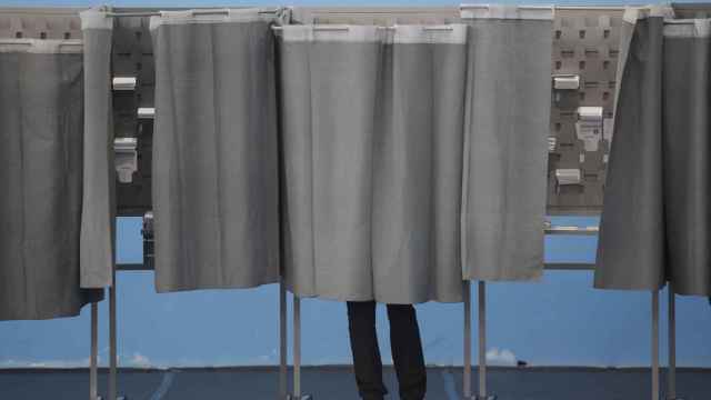 Los votantes ejercen su derecho al voto en los diferentes colegios electorales