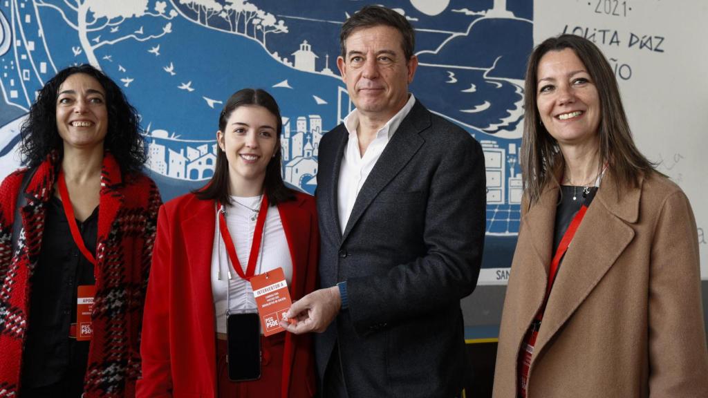 El candidato socialista, José Ramón Gómez Besteiro, posa con las apoderadas del PSdeG tras ejercer su derecho al voto en el Colegio Rosalía de Castro en Lugo