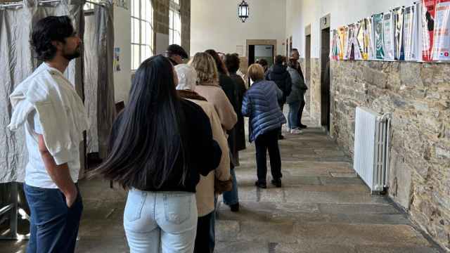 Colaspara votar en el colegio San Clemente de Santiago de Compostela, este 18-J.