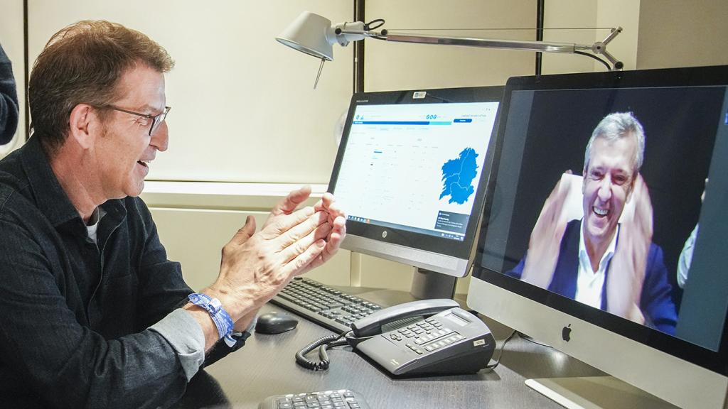 Feijóo, en la sede nacional del PP, Madrid, celebra por videoconferencia el resultado con Rueda, desde Santiago.