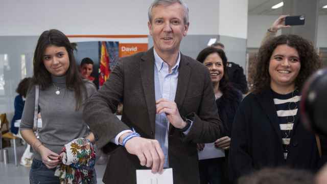 Alfonso Rueda vota en Pontevedra.