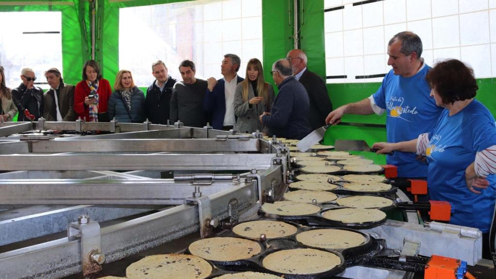 La Fiesta de la Filloa de Lestedo (A Coruña) reparte por primera vez más de 100.000 filloas