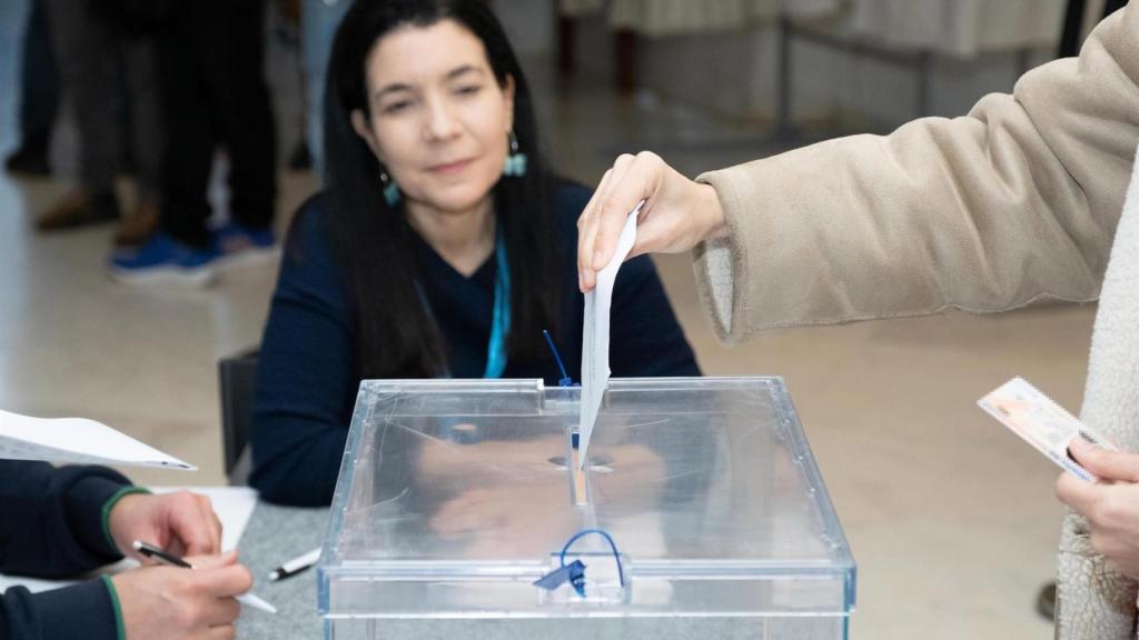 Una persona ejerce su derecho a voto, en el Centro Galego de Arte Contemporáneo (CGAC).