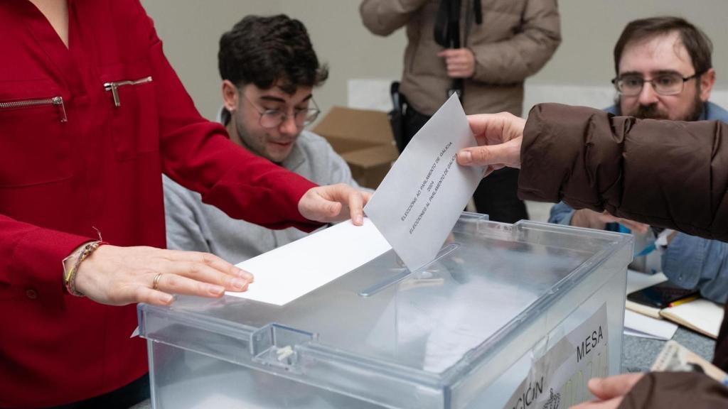 Una persona ejerce su derecho a voto este domingo 18 de febrero.